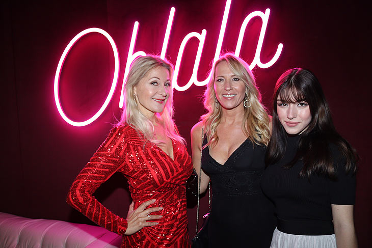 Barbara Osthoff, Katja Wunderlich mit Tochter Angelina Othmer bei Alfons Schuhbeck's VIP Premiere von "Festival" im teatro 2021/2022 (©Foto: Martin Schmitz)